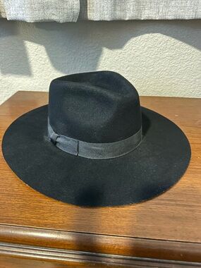 Black Wide-Brim Felt Fedora Hat with Grosgrain Band